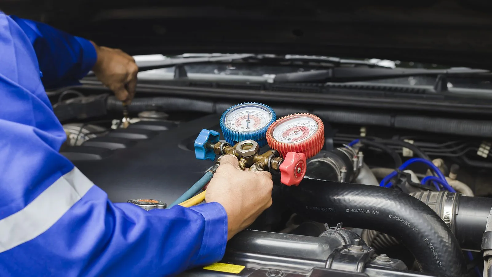 AC-service på bil med påfyllning av köldmedium