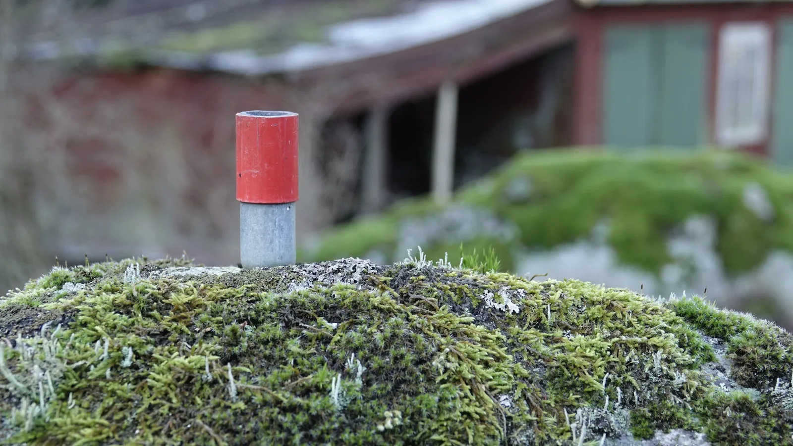 Borrigg som borrar för bergvärme på en villatomt, illustration till vad bergvärme kostar 2026