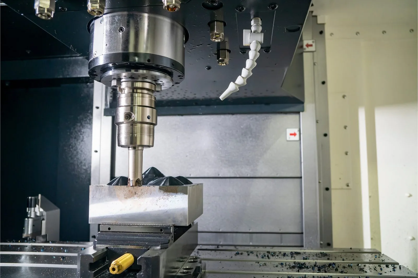 CNC-fräsning av metalldetalj i verkstadsmaskin