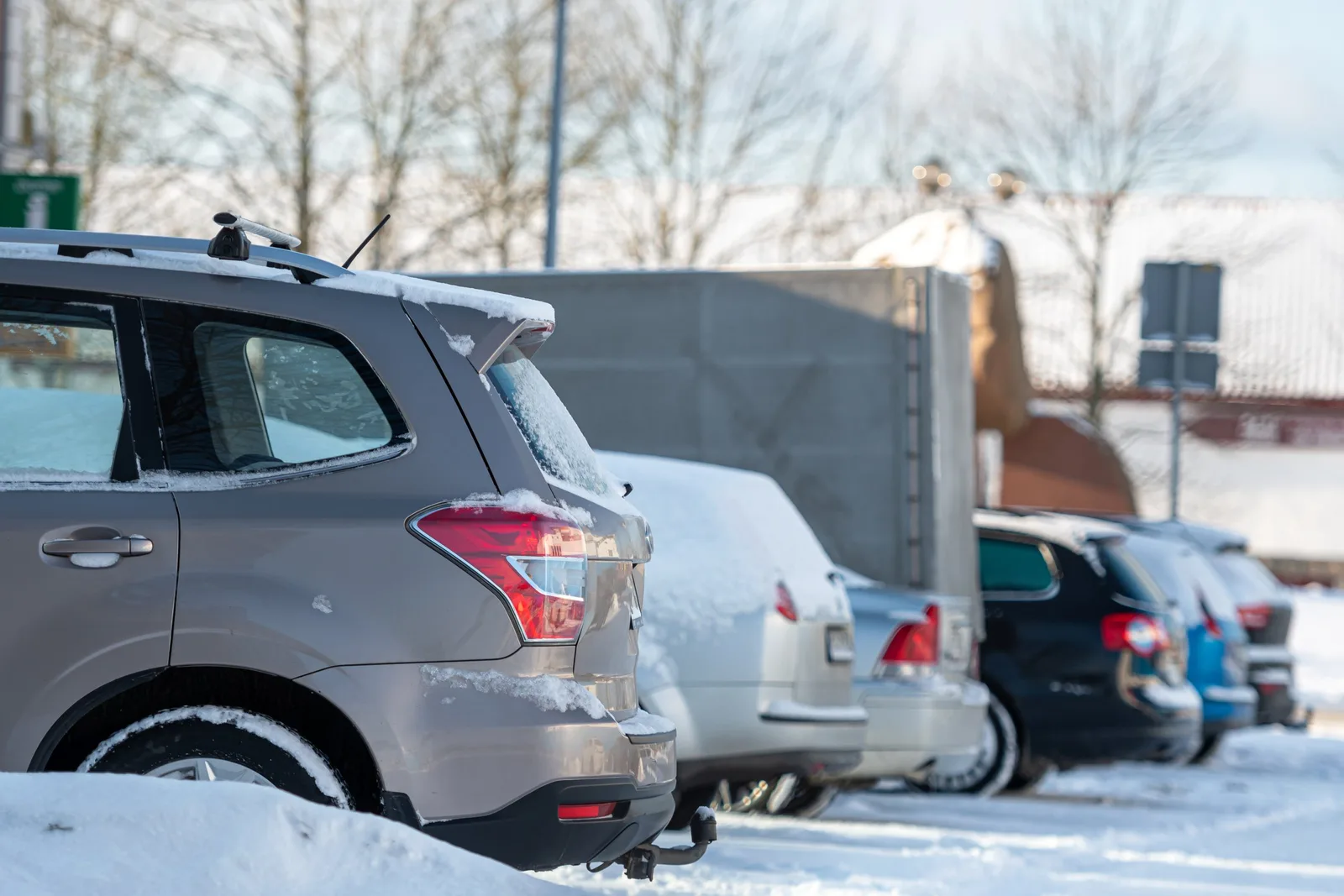 Fordonsskatt 2026 – bilar parkerade på rad med registreringsskyltar i förgrunden