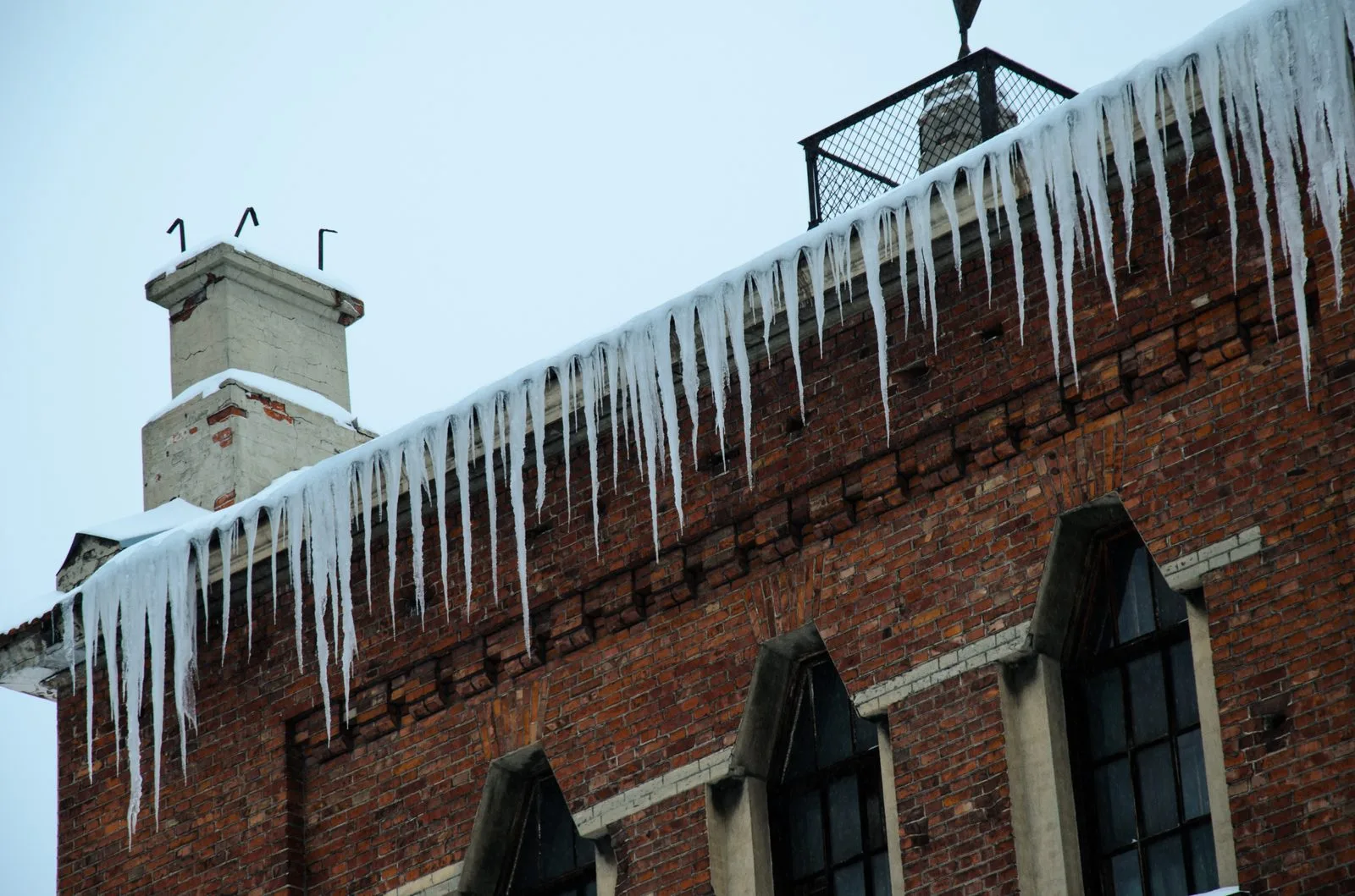 Istappar och snö på tak – fastighetsägarens ansvar
