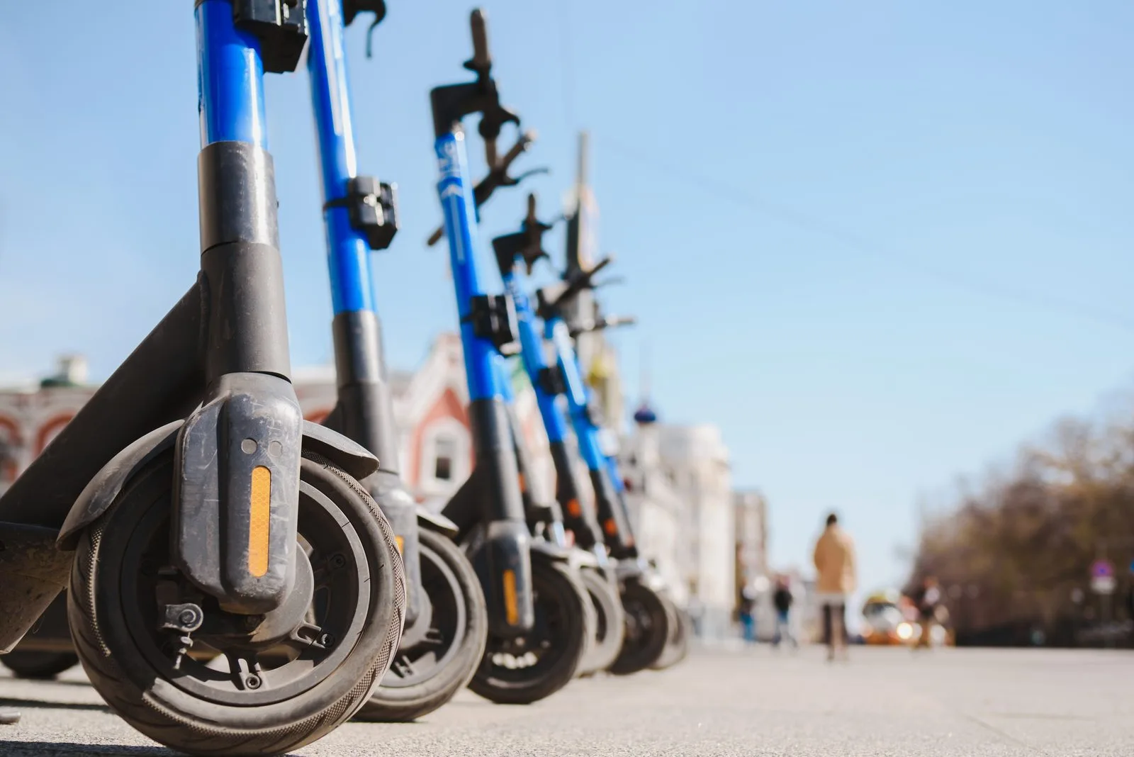 Elsparkcyklar parkerade i stadsmiljö