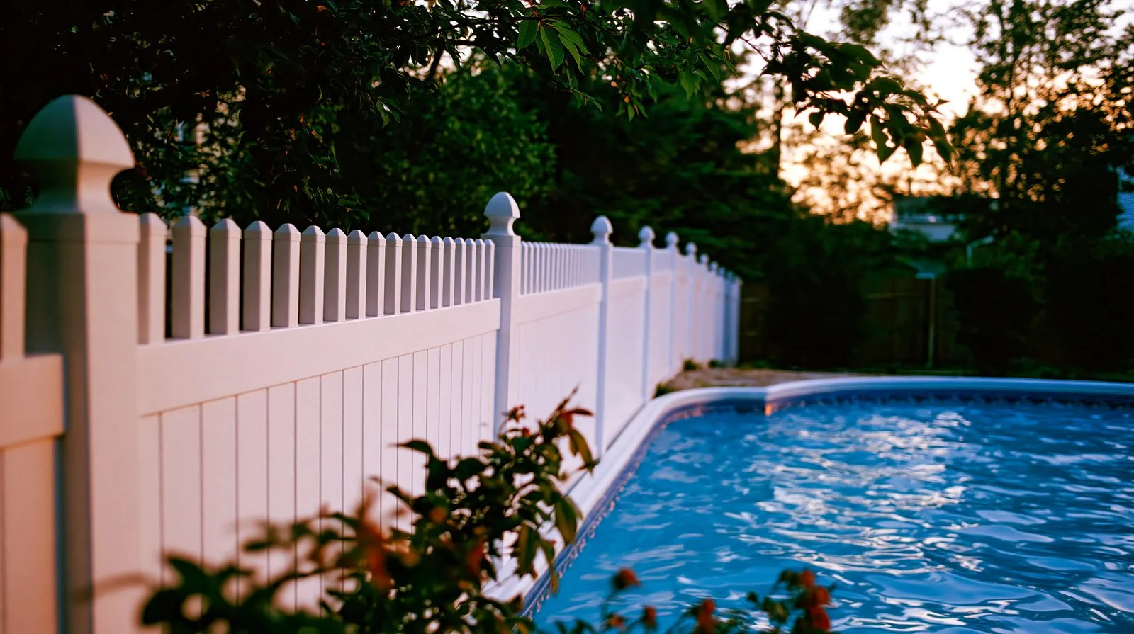 Pool på tomten med säkerhetsstaket