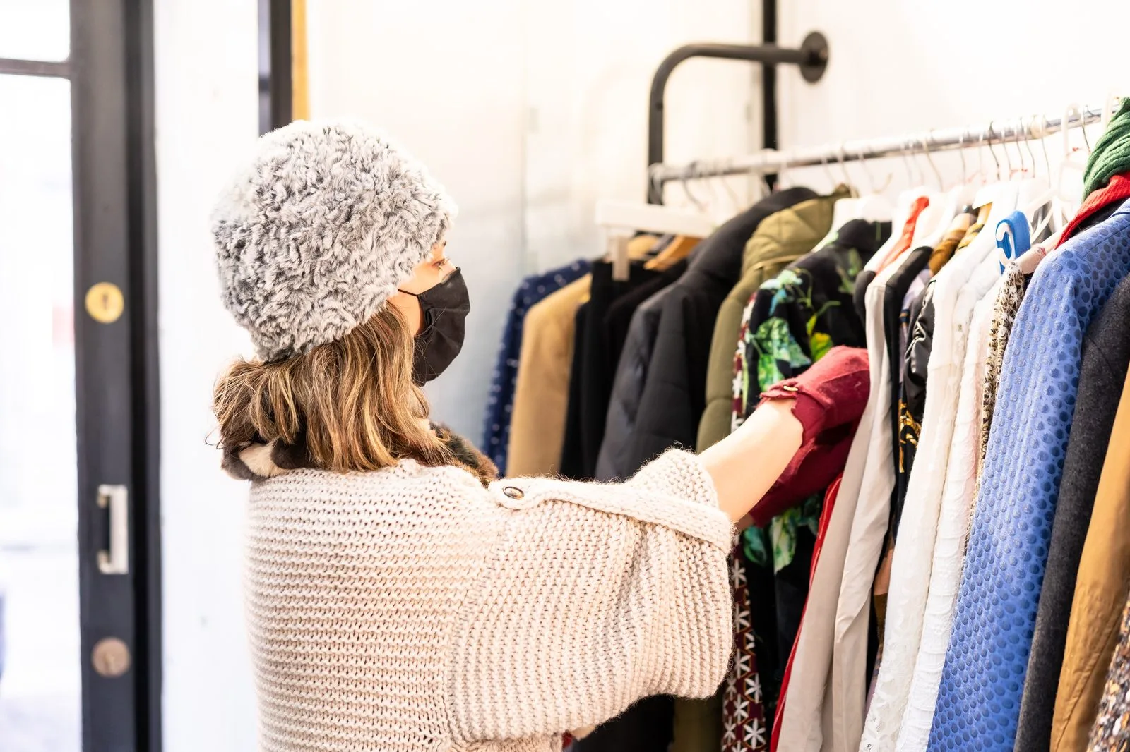 Kvalitetskoll vid klädköp i second hand-butik