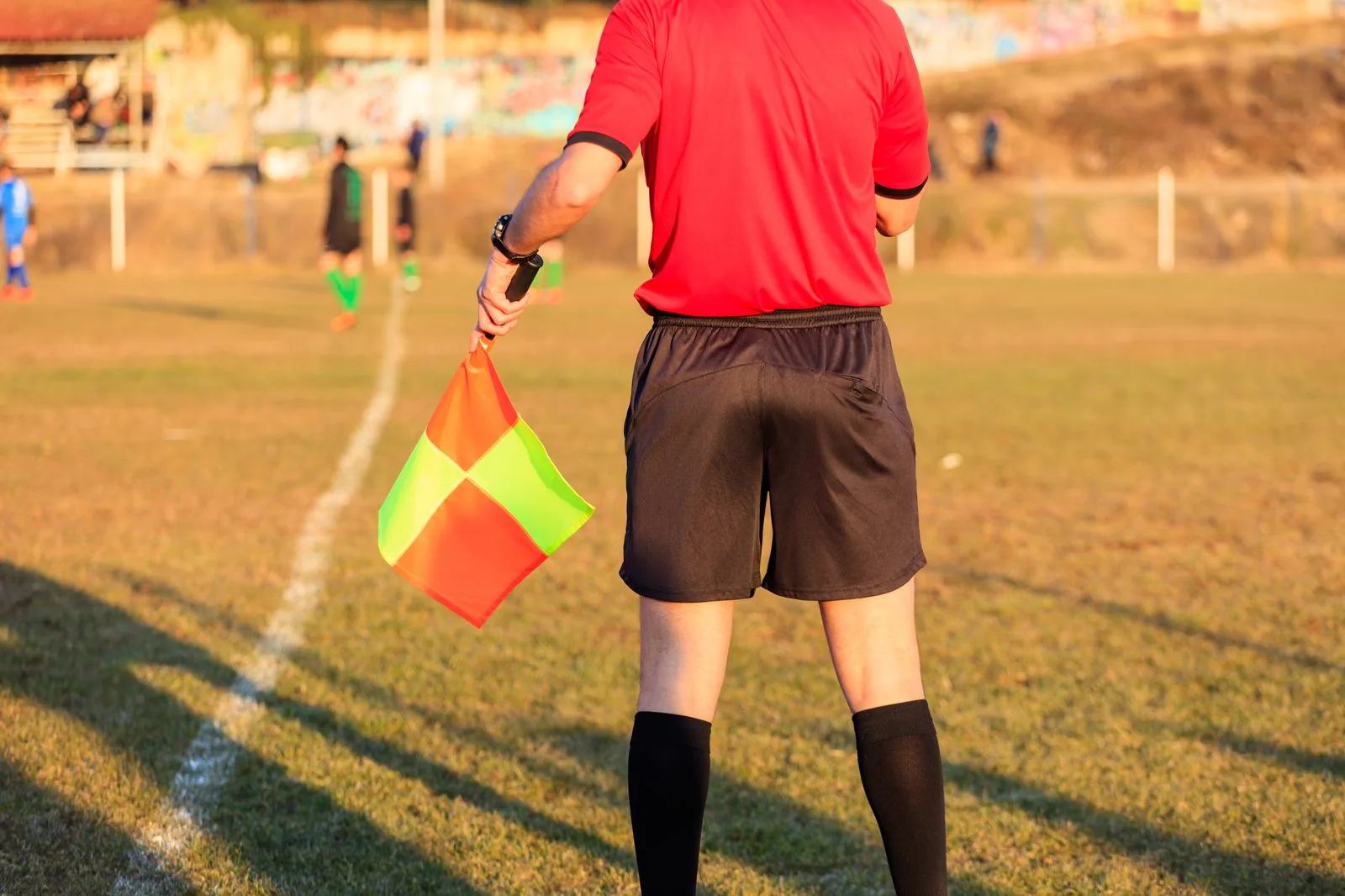 Offsideregeln – linjedomare markerar offside