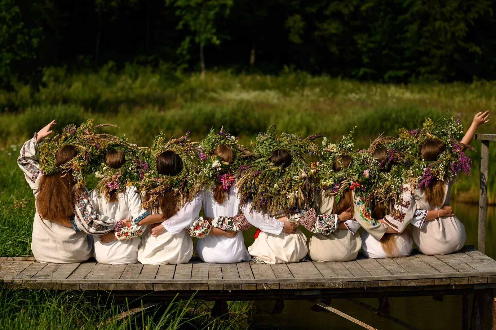Dans kring midsommarstången på midsommarafton