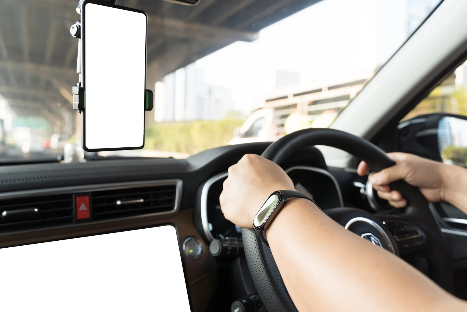 Mobil i bilen – smartphone i hållare på instrumentbrädan under körning