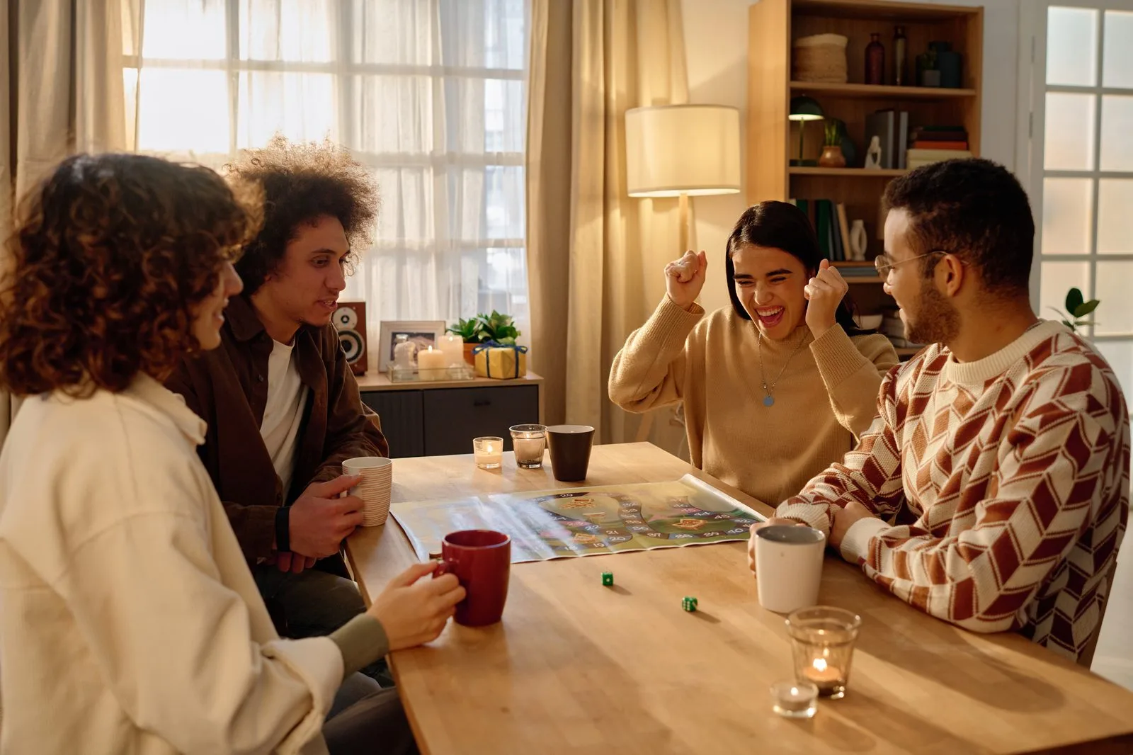 Spelkväll med moderna brädspel på bordet