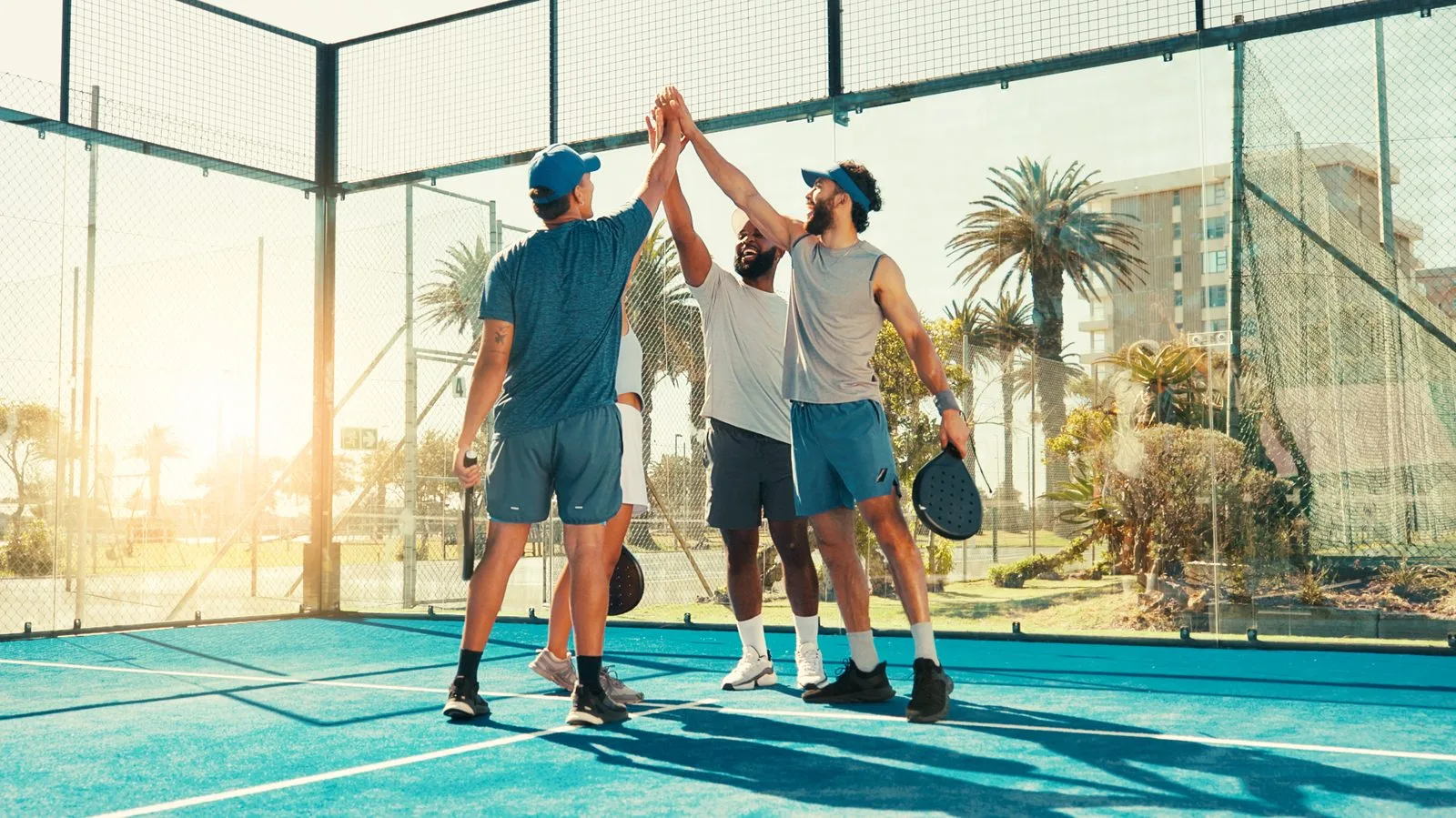 Padelmatch i dubbel på padelbana med glasväggar