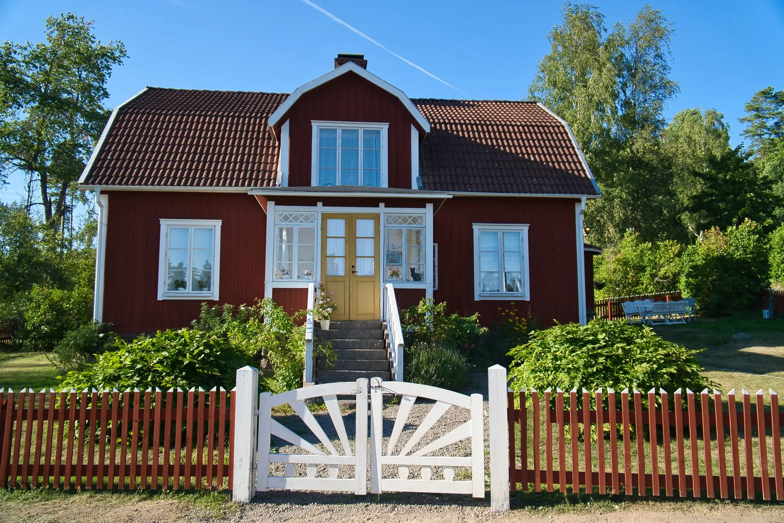 Radon i hus – mätdosa för radonmätning placerad på en hylla i ett vardagsrum