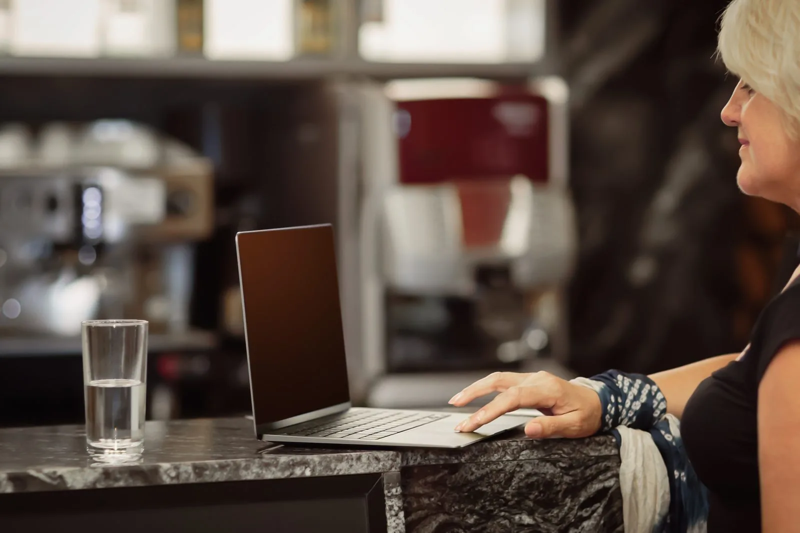VPN-anslutning skyddar trafik på öppet wifi
